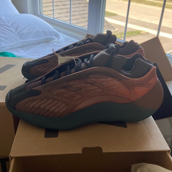 Brand new with tags Yeezy 700 V3 Copper Fade - Picture 8 of 9